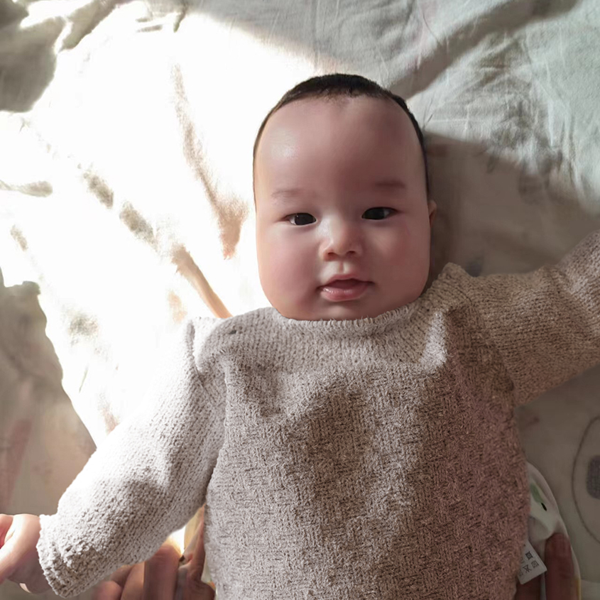 Baby photo, CG jumper